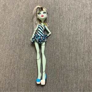 Monster High Doll Frankie Stein
Picture Day 2008 Mattel Collectible